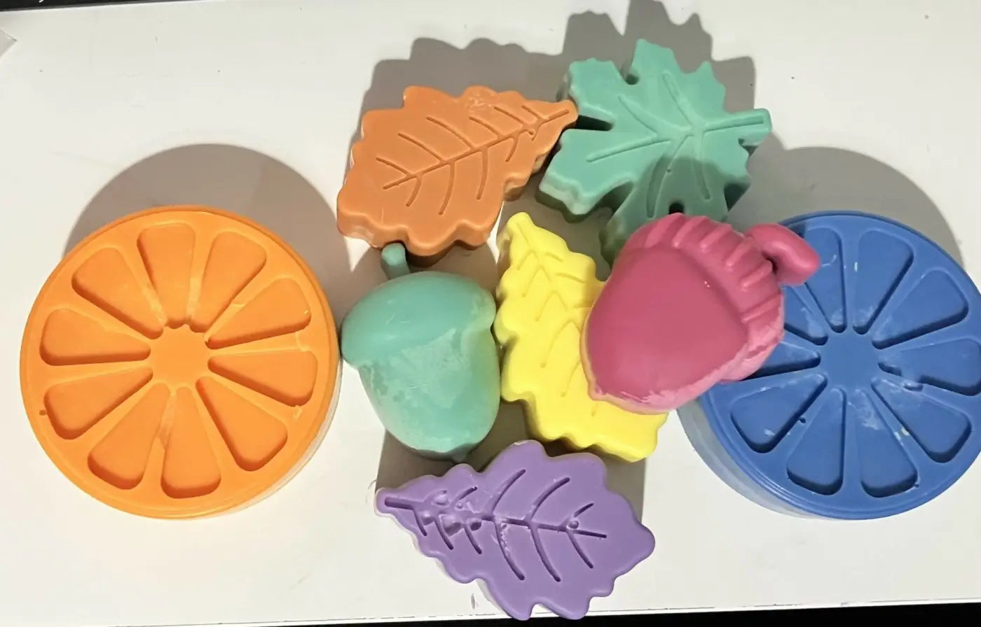 Colorful autumn-themed refillery soy wax large melts in orange green yellow pink and purple with leaf and acorn designs plastic-free soy wax fragrances free