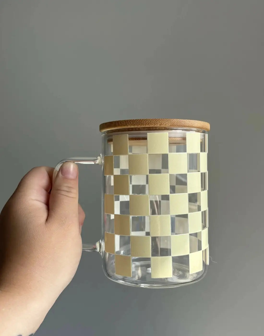 Clear glass checkered mug with beige and white pattern, bamboo lid, and transparent handle, compatible with glass straw