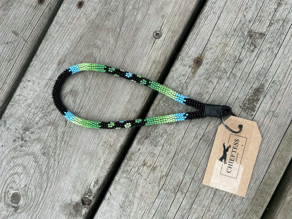LAGUNA DARK: Beaded wristlet keychain with bright fades and floral design on black, 8-inch length.